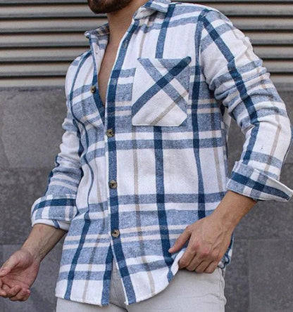 Mann trägt kariertes Hemd mit blau-weißen Streifen, lässiger Stil, Langarm, Brusttasche, modische Herrenbekleidung, urbaner Hintergrund.