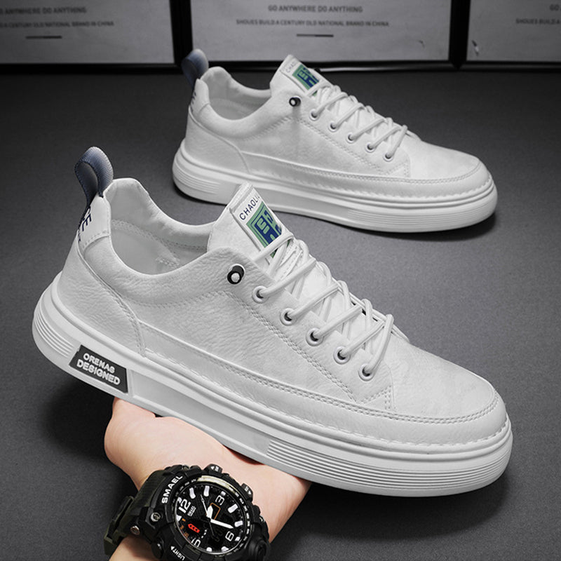 Weiße Sneaker mit dicker Sohle und modernem Design, präsentiert auf einer Hand. Perfekt für Herrenmode, Freizeitlook und Streetwear-Trends.