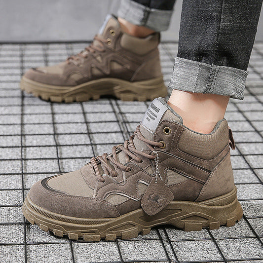Braune Herren-Wanderschuhe auf grauem Boden, robustes Design, knöchelhoch, ideal für Outdoor-Aktivitäten, bequeme Passform, modisch und funktional.