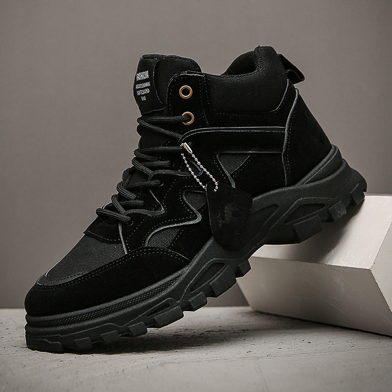 Schwarzer Herren-Wanderschuh mit robustem Profil, Schnürung und hohem Schaft. Ideal für Outdoor-Aktivitäten und Trekking.