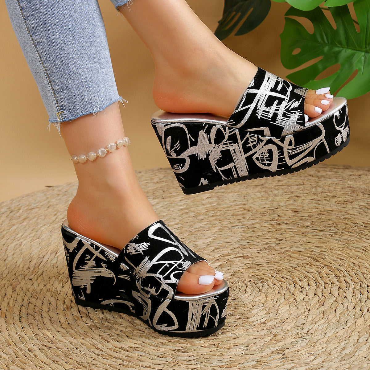 Rundzehige Keilpantoffeln mit Druckdesign | Ideal für den Sommer