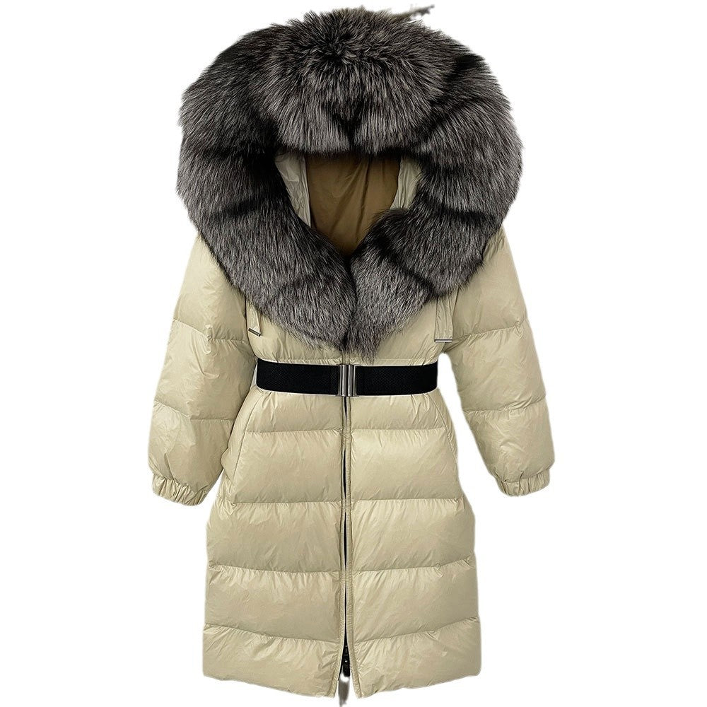 Beige Daunenmantel mit großem Kunstpelzkragen, Gürtel und Reißverschluss. Wintermode, warme Damenjacke, stilvoller Parka.