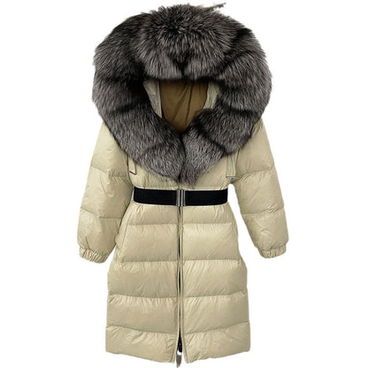 Beige Daunenmantel mit großem Kunstpelzkragen, Gürtel und Reißverschluss. Wintermode, warme Damenjacke, stilvoller Parka.