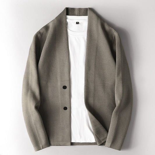 Grauer Herrenblazer aus Wolle, offen getragen über weißem T-Shirt, modisch elegant, ideal für Business und Freizeit. Hochwertige Herrenmode.