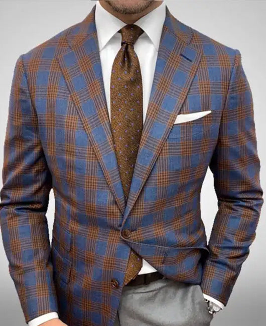 Mann im karierten Anzug mit blau-braunem Muster, weißem Hemd und brauner Krawatte. Elegante Herrenmode, stilvoller Business-Look.