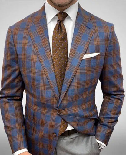 Mann im karierten Anzug mit blau-braunem Muster, weißem Hemd und brauner Krawatte. Elegante Herrenmode, stilvoller Business-Look.