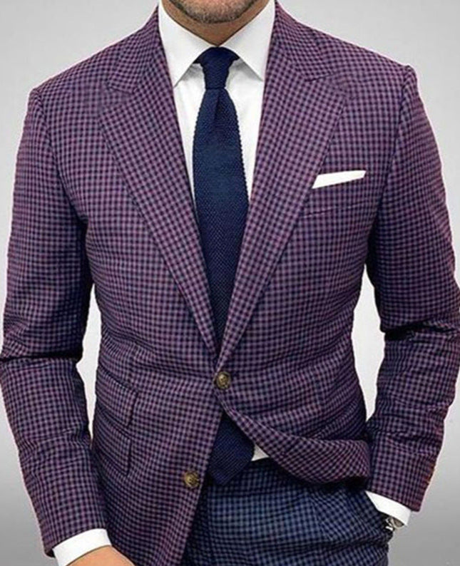 Mann im lila karierten Anzug mit weißem Hemd und dunkelblauer Krawatte. Elegante Herrenmode, Business-Outfit, stilvoller Look.