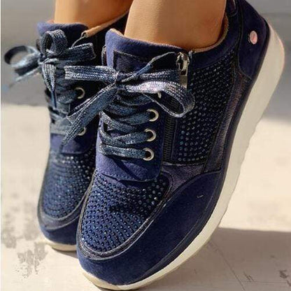 Damen Sneaker in Dunkelblau mit Glitzer, Schnürsenkeln und weißer Sohle. Modische Freizeitschuhe, ideal für Alltag und Sport.