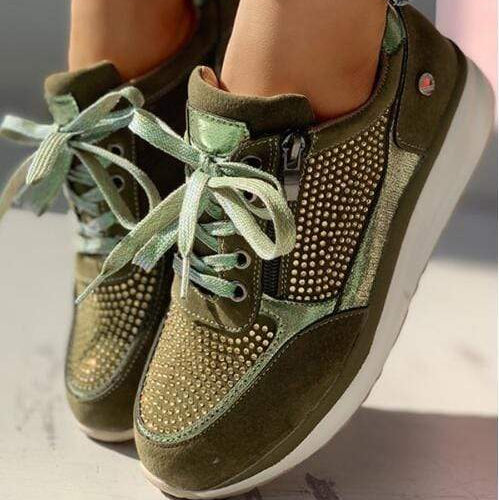 Grüne Damen-Sneaker mit Strasssteinen, seitlichem Reißverschluss und Schnürsenkeln. Modische Freizeitschuhe, ideal für trendbewusste Frauen.