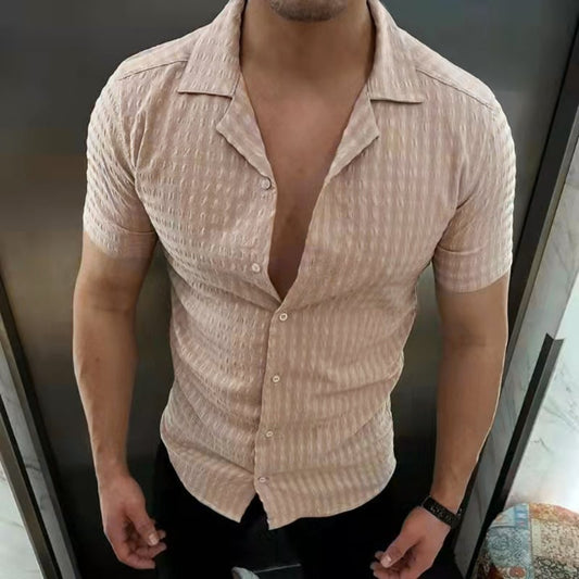 Herrenhemd mit kurzem Arm, beige, strukturiertes Design, offen getragen. Modetrend, Sommermode, eleganter Freizeitlook für Männer.