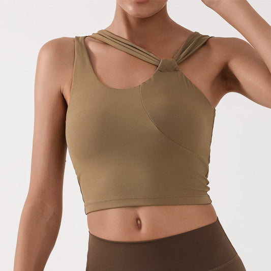 Frau in olivgrünem Sport-BH mit asymmetrischem Design, ideal für Yoga und Fitness. Nahtlose Passform, modisch und funktional.