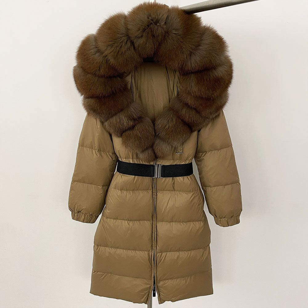 Brauner Daunenmantel mit großem, flauschigem Pelzkragen, Gürtel und Reißverschluss. Wintermode, warme Damenbekleidung, stilvoller Mantel.