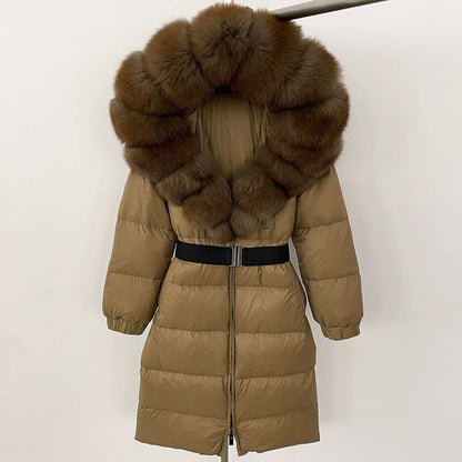 Brauner Daunenmantel mit großem, flauschigem Pelzkragen, Gürtel und Reißverschluss. Wintermode, warme Damenbekleidung, stilvoller Mantel.