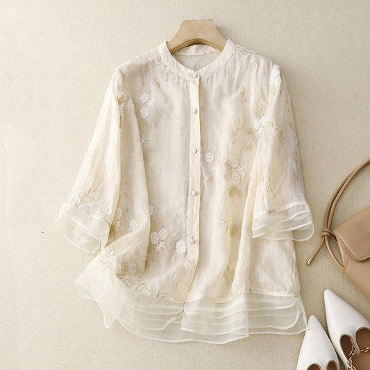 Beige Damenbluse mit Blumenstickerei, Stehkragen und Knopfleiste, aus leichtem Stoff. Perfekt für Frühling und Sommermode.