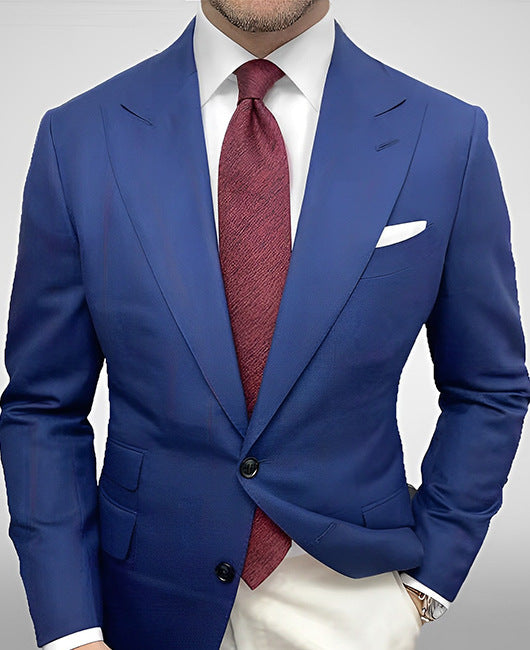 Mann in blauem Anzug mit roter Krawatte und weißem Hemd, elegantes Business-Outfit, formelle Herrenmode, stilvoller Look.
