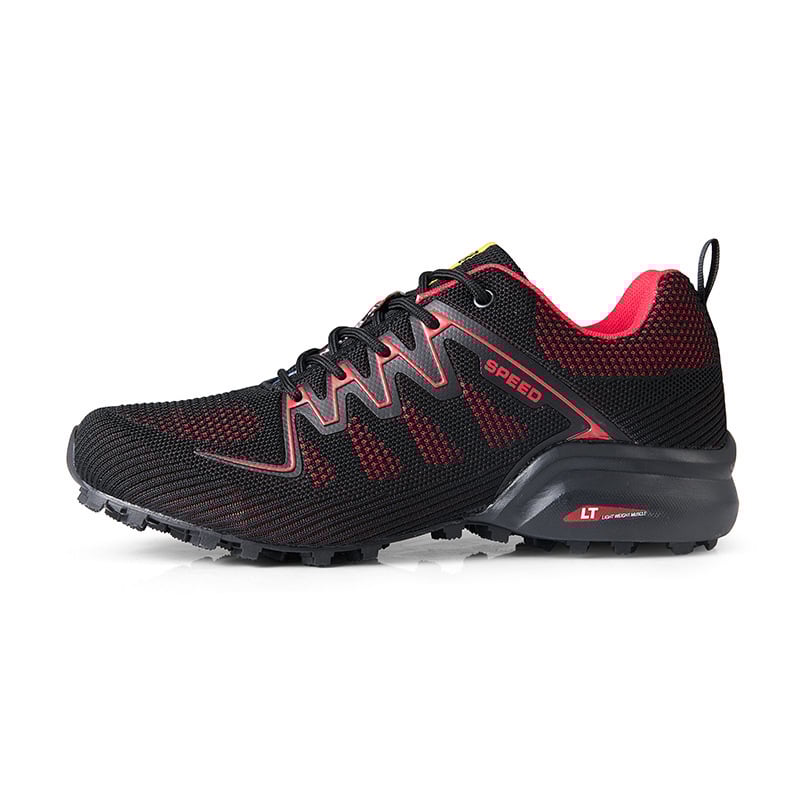 Schwarzer und roter Laufschuh mit robustem Profil, ideal für Trailrunning. Atmungsaktives Mesh-Obermaterial, leichte Sohle, sportliches Design.