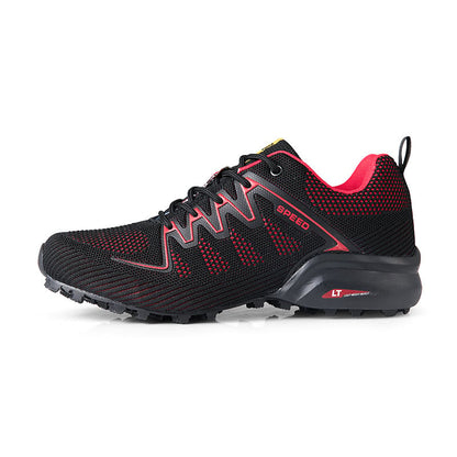 Schwarzer und roter Laufschuh mit robustem Profil, ideal für Trailrunning. Atmungsaktives Mesh-Obermaterial, leichte Sohle, sportliches Design.