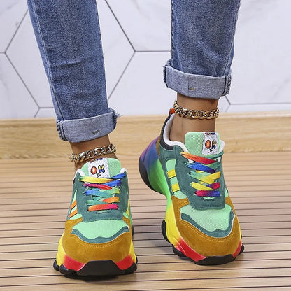 Bunte Sneaker mit Regenbogenfarben, getragen von Person in Jeans. Modische Turnschuhe, auffälliges Design, trendige Schuhe für Damen.