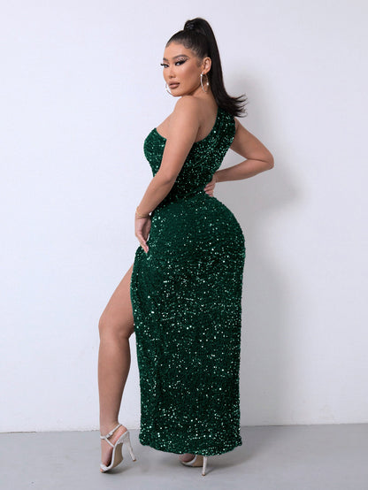 Frau in elegantem, grünem Paillettenkleid mit hohem Beinschlitz, posiert vor weißer Wand. Abendmode, glamourös, festlich, modisch.