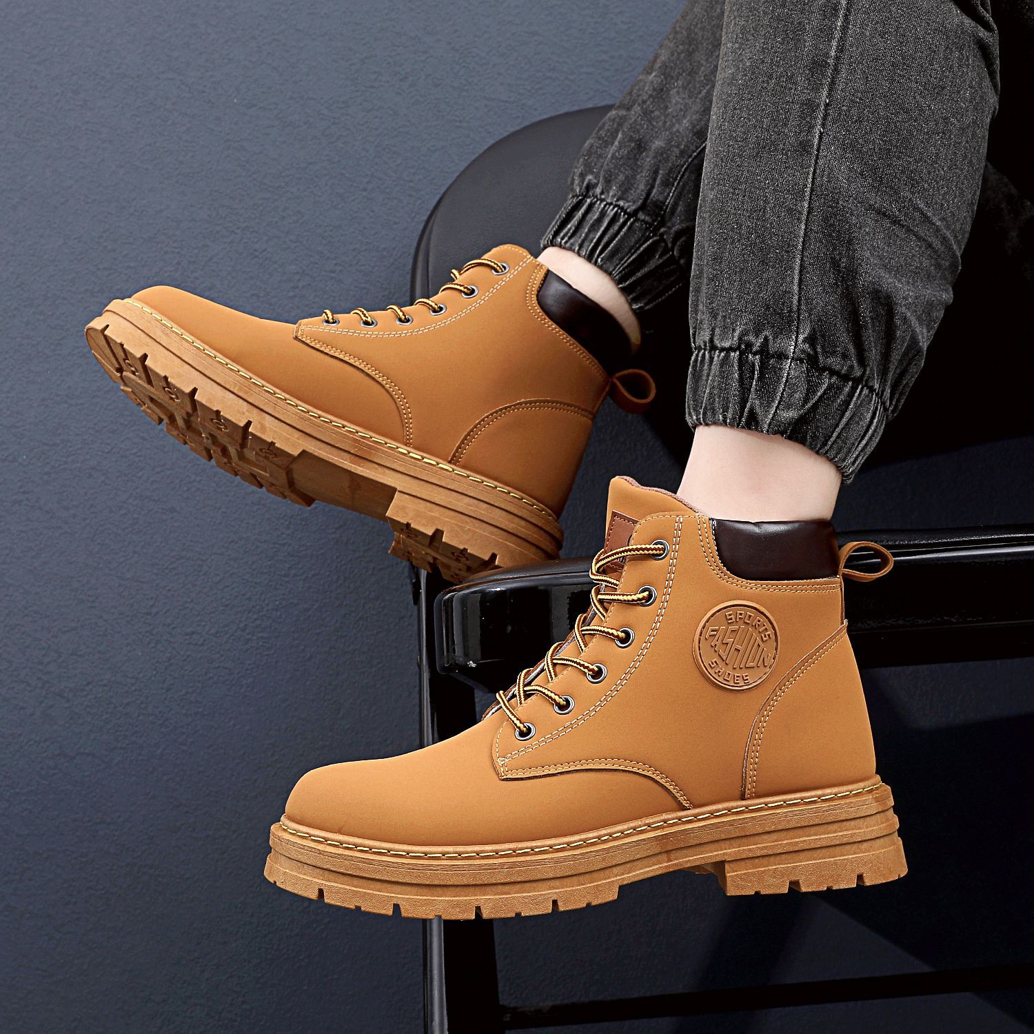 Braune Herren-Winterstiefel mit robustem Profil, geschnürt, aus Leder, getragen mit grauen Jeans. Ideal für Outdoor-Aktivitäten und kaltes Wetter.