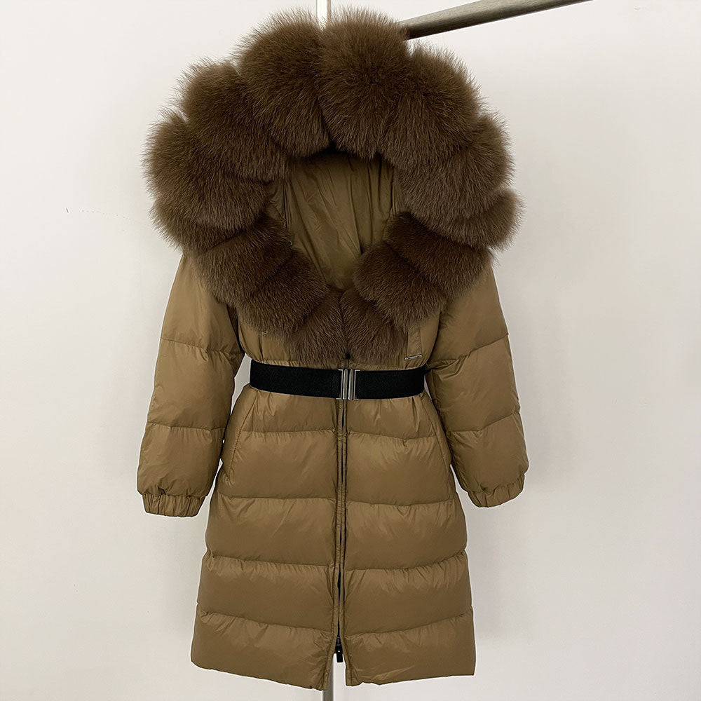 Brauner Daunenmantel mit großem, flauschigem Pelzkragen und Gürtel, ideal für Wintermode. Eleganter, warmer Damenmantel für kalte Tage.