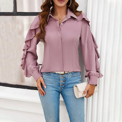 Frau in rosa Rüschenbluse und blauer Jeans, hält weiße Clutch. Modetrend, elegante Damenmode, stilvolle Freizeitkleidung.