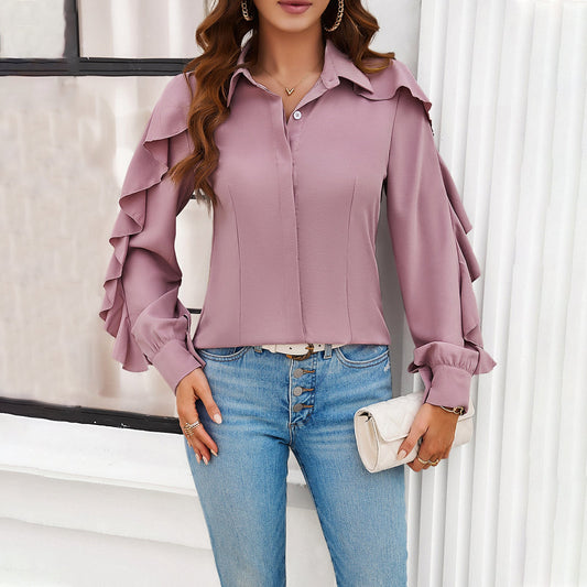 Frau in rosa Rüschenbluse und blauer Jeans, hält weiße Clutch. Modetrend, elegante Damenmode, stilvolle Freizeitkleidung.