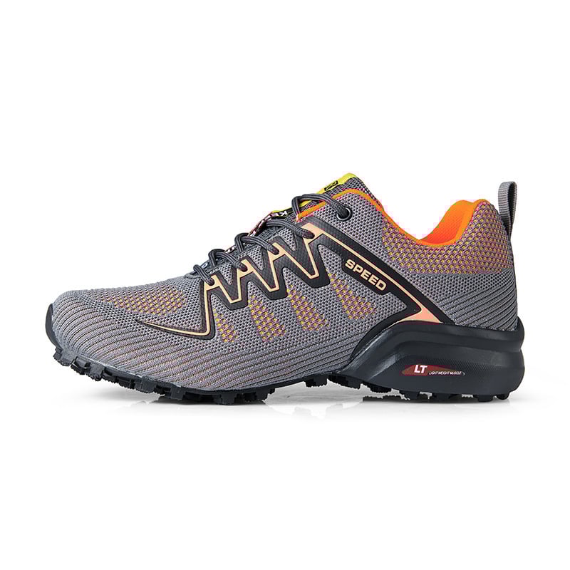 Grauer Trailrunning-Schuh mit orangefarbenen Akzenten, robustem Profil und atmungsaktivem Material. Ideal für Outdoor-Sport und Wanderungen.