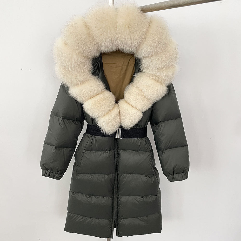 Dunkelgrüner Daunenmantel mit großem, flauschigem Kunstpelzkragen, stilvoll und warm, ideal für Wintermode und Outdoor-Aktivitäten.