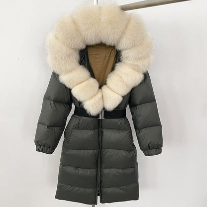 Dunkelgrüner Daunenmantel mit großem, flauschigem Kunstpelzkragen, stilvoll und warm, ideal für Wintermode und Outdoor-Aktivitäten.