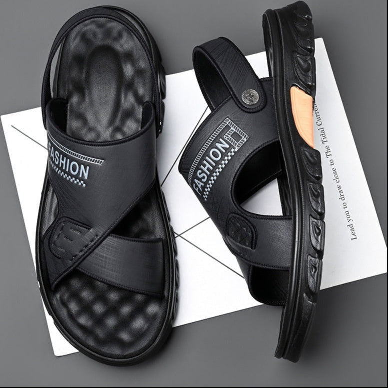 Schwarze Herren-Sandalen mit rutschfester Sohle und modischem Design auf grauem Hintergrund. Bequeme Sommerschuhe für Freizeit und Alltag.