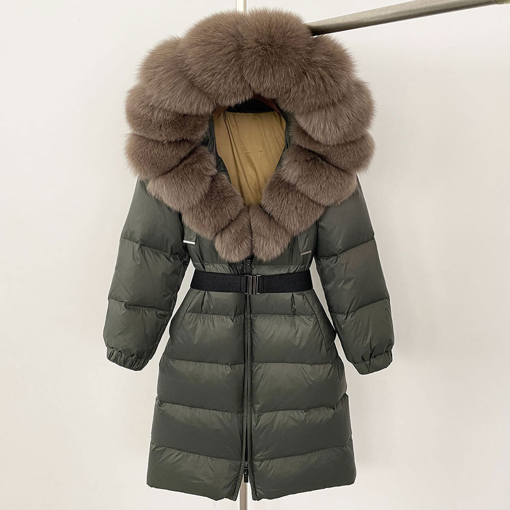 Dunkelgrüner Daunenmantel mit voluminösem, braunem Pelzkragen, Gürtel und Reißverschluss. Wintermode, warme Damenjacke, stilvoller Parka.