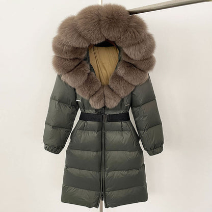 Dunkelgrüner Daunenmantel mit voluminösem, braunem Pelzkragen, Gürtel und Reißverschluss. Wintermode, warme Damenjacke, stilvoller Parka.