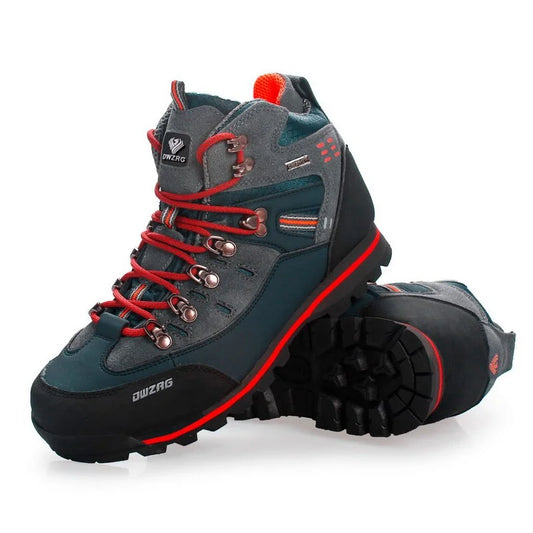 Graue und rote Wanderschuhe mit robustem Profil, ideal für Outdoor-Aktivitäten. Wasserdichtes Material, verstärkte Zehenkappe, rutschfeste Sohle.