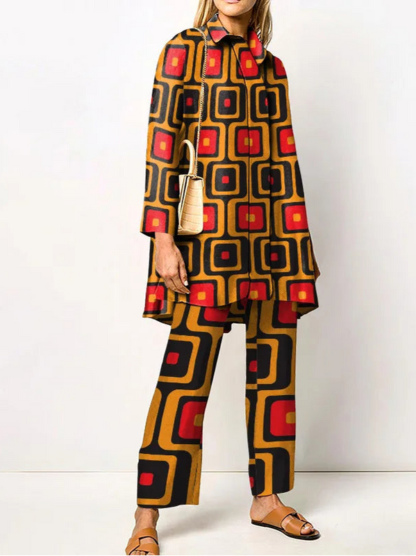 Frau in geometrisch gemustertem Anzug mit Rot- und Brauntönen, trägt eine beige Handtasche und Sandalen. Modetrend, geometrische Muster, Damenmode.