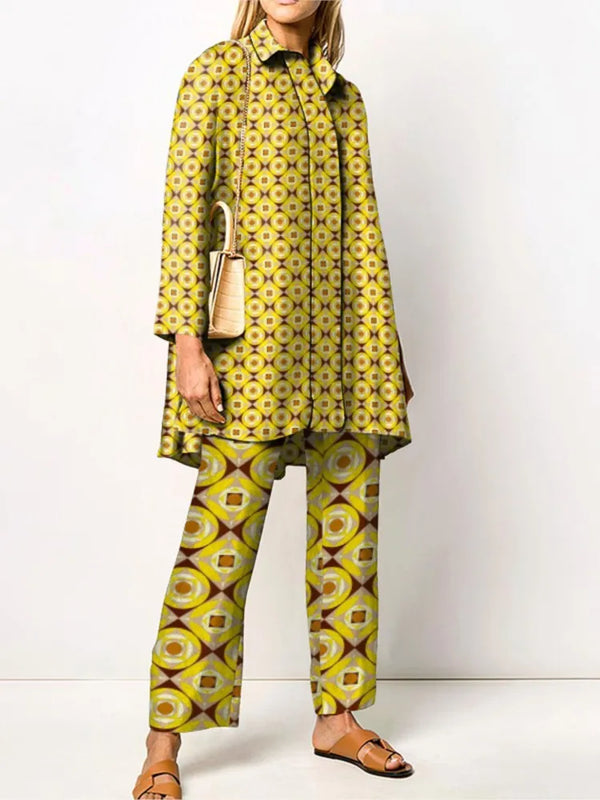 Frau in gelbem, geometrisch gemustertem Anzug mit passender Tunika und Hose, trägt beigen Schultertasche und braune Sandalen. Modetrend 2023.