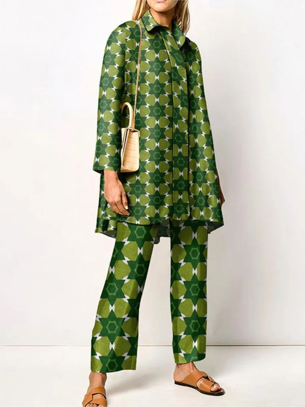 Frau in grünem, gemustertem Anzug mit geometrischem Design, beiger Handtasche und braunen Sandalen. Modetrend, Damenbekleidung, eleganter Look.