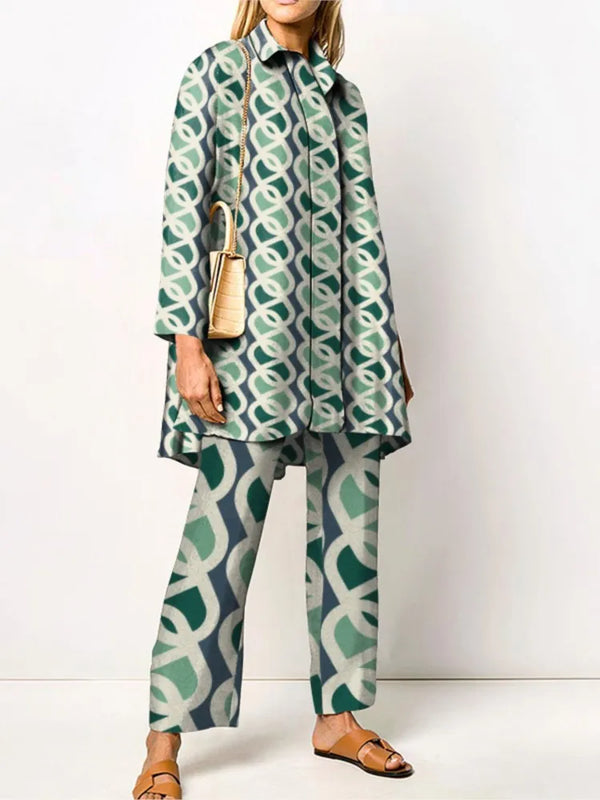 Frau in gemustertem, grün-weißem Anzug mit geometrischem Design, trägt braune Sandalen und eine beige Handtasche. Modetrend, Damenmode, eleganter Look.