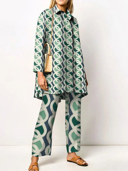Frau in gemustertem, grün-weißem Anzug mit geometrischem Design, trägt braune Sandalen und eine beige Handtasche. Modetrend, Damenmode, eleganter Look.