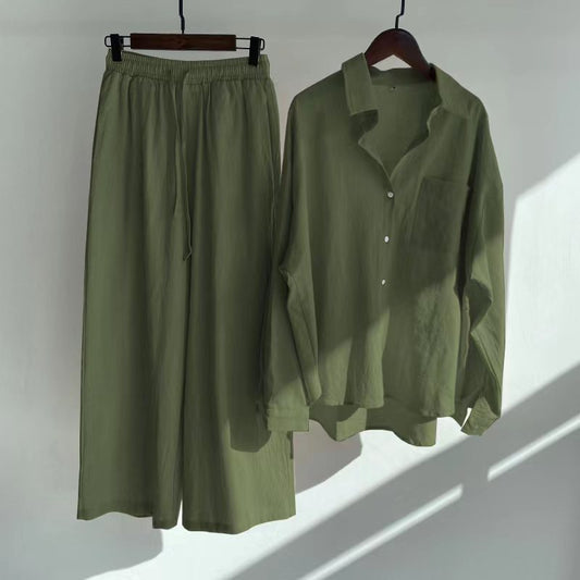 Grünes Leinen-Outfit: Lockeres Hemd mit Knopfleiste und passende weite Hose. Perfekt für Sommermode, lässiger Stil, atmungsaktives Material.