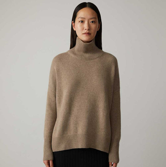Damenpullover aus Kaschmir, beige, Rollkragen, langärmelig. Eleganter, warmer Strickpullover für Herbst und Wintermode.