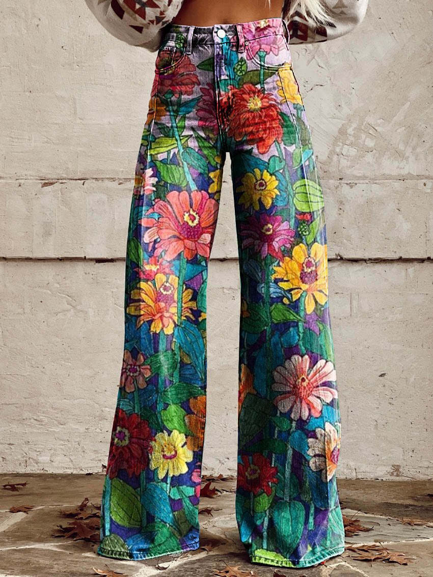 Farbige Schlaghose mit lebendigem Blumenmuster, Damenmode, trendige Vintage-Jeans, florales Design, modische Kleidung, Herbststil.
