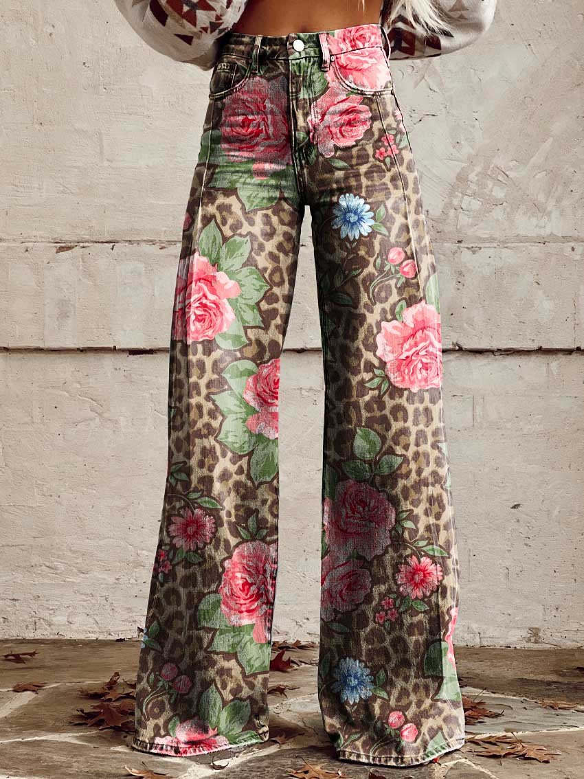 Frau trägt weite Jeans mit Leopardenmuster und bunten Blumen, modisch und trendig, vor neutralem Hintergrund. Vintage-Mode, auffälliges Design.