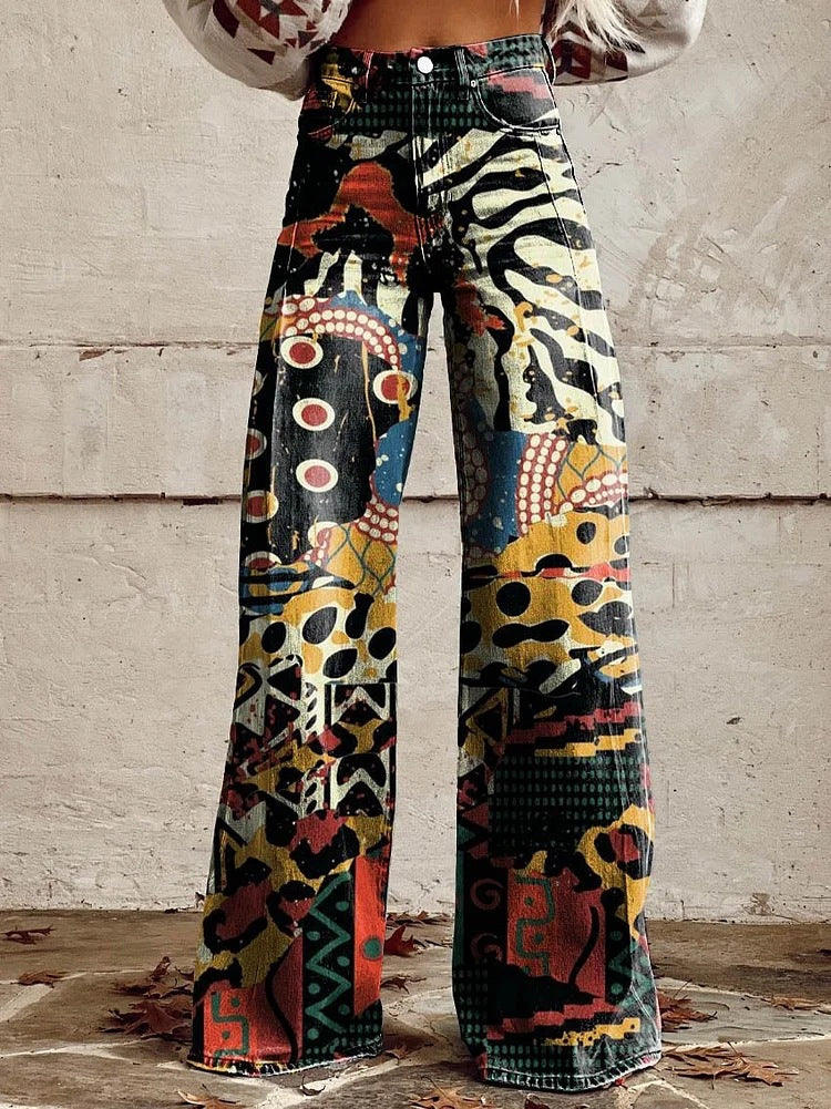 Bunte, gemusterte Schlaghose mit abstraktem Design, getragen von einer Person vor einer rustikalen Wand. Modetrend, Vintage-Stil, auffällige Damenmode.