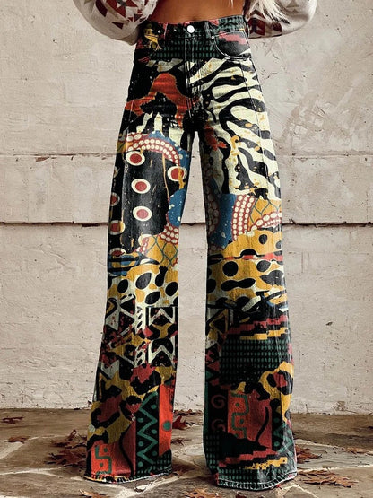 Bunte, gemusterte Schlaghose mit abstraktem Design, getragen von einer Person vor einer rustikalen Wand. Modetrend, Vintage-Stil, auffällige Damenmode.