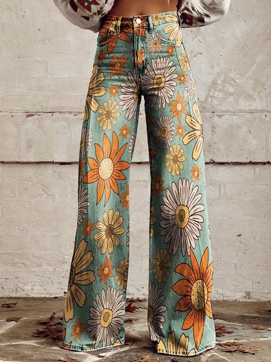 Bunte Schlaghose mit Blumenmuster, Retro-Stil, Damenmode, Vintage-Design, auffällige Blumen, modische Statement-Hose, 70er-Jahre-Look.