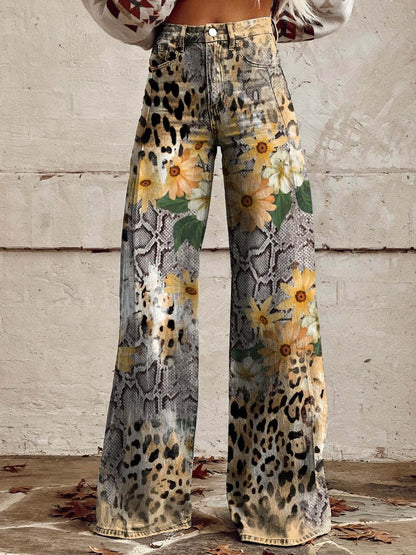 Frau trägt weite Hose mit Leoparden- und Schlangenprint, verziert mit gelben Blumen, vor weißer Wand. Modetrend, Damenmode, auffällige Muster.