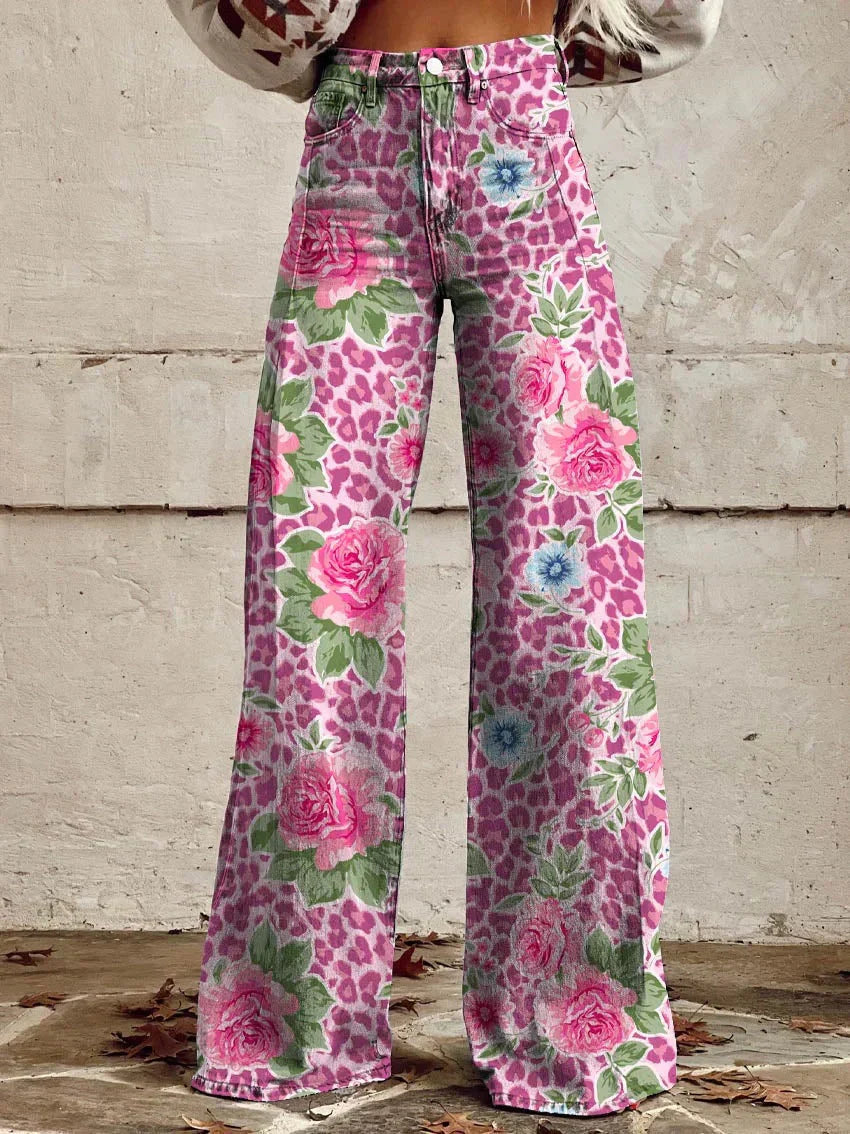 Bunte Damenhose mit Blumen- und Leopardenmuster, weites Bein, modisches Design, ideal für trendige Outfits und stilvolle Looks.