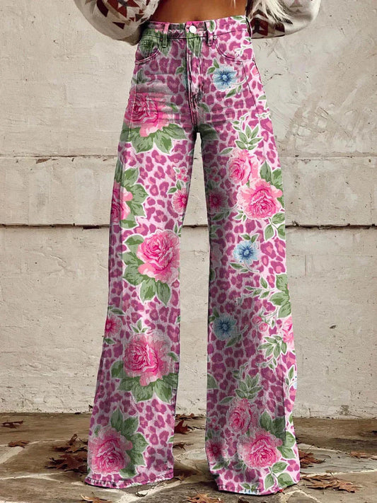 Bunte Damenhose mit Blumen- und Leopardenmuster, weites Bein, modisches Design, ideal für trendige Outfits und stilvolle Looks.
