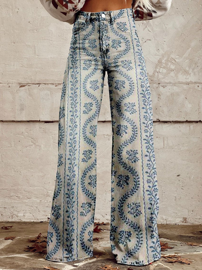 Damen-Jeans mit blauem Paisley-Muster, hoch tailliert, weites Bein, modisch, vor rustikalem Hintergrund. Trendige Boho-Mode für Herbst.